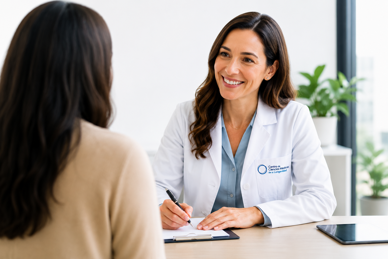 Doctora del CCML atendiendo a una paciente